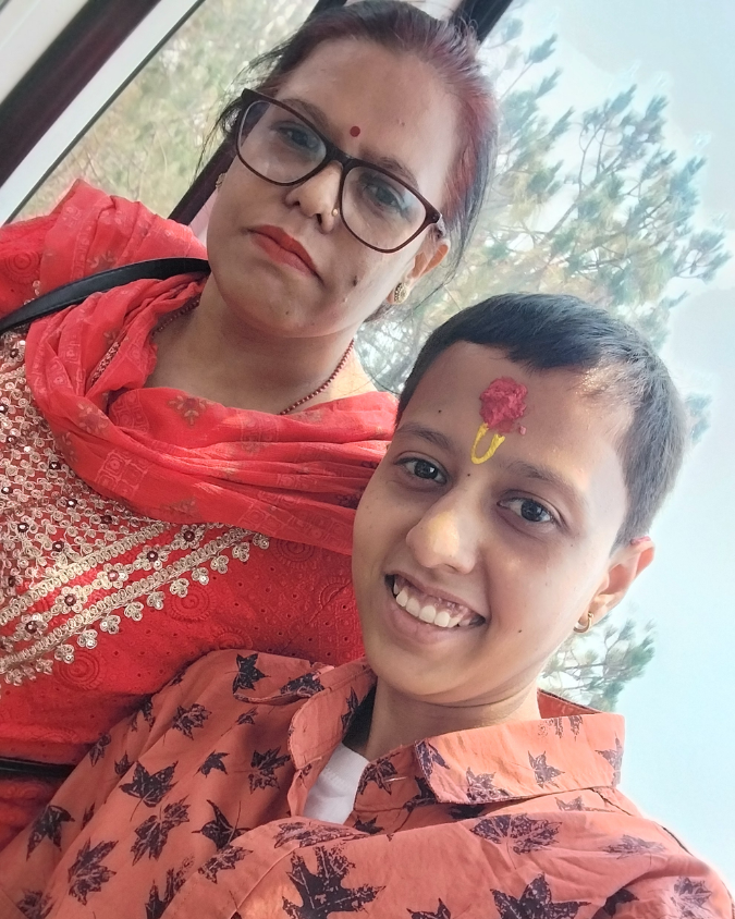 Image of pancreatitis patient Pragya with her mother.